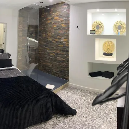 Modern & 3 Minutes From The River Apartment *