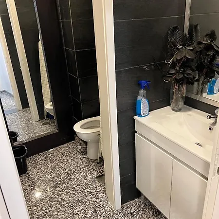 Modern & 3 Minutes From The River Apartment *