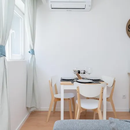 Sweet Sunny Flat W/ Balcony - Gaia Apartment *