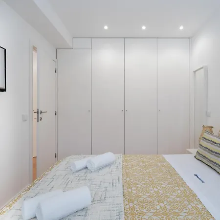 Sweet Sunny Flat W/ Balcony - Gaia