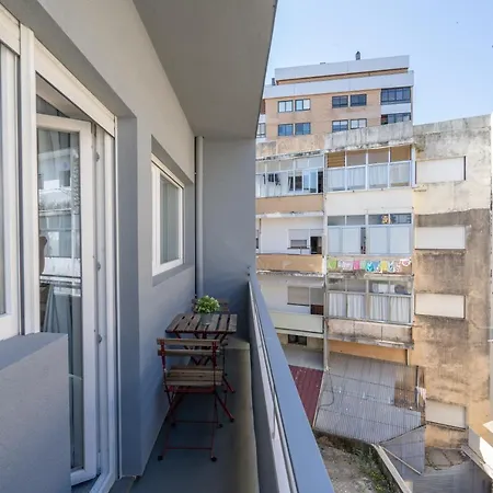 Sweet Sunny Flat W/ Balcony - Gaia *