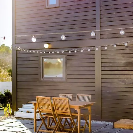 Yellow Door Cabin Near Beach With Big Outdoor Space