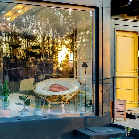 Yellow Door Cabin Near Beach With Big Outdoor Space