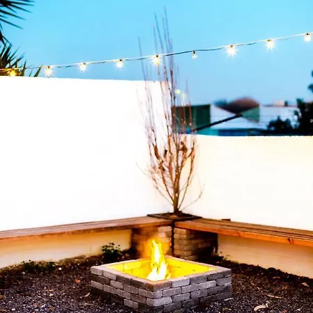 Yellow Door Cabin Near Beach With Big Outdoor Space