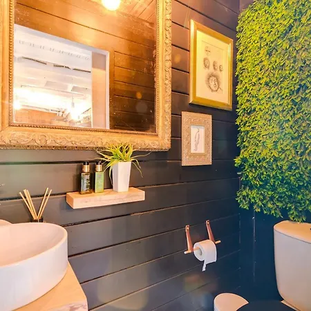 Yellow Door Cabin Near Beach With Big Outdoor Space