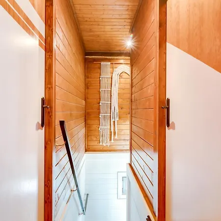 Yellow Door Cabin Near Beach With Big Outdoor Space Holiday home