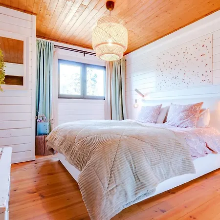 Yellow Door Cabin Near Beach With Big Outdoor Space