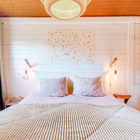 Yellow Door Cabin Near Beach With Big Outdoor Space *