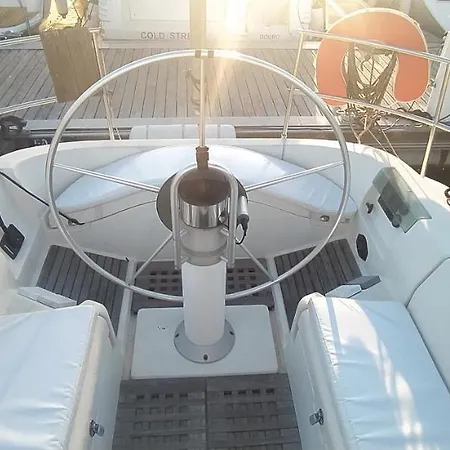Botel Yatch Barracuda Douro Marina Boat Sleep Experience Vila Nova de Gaia