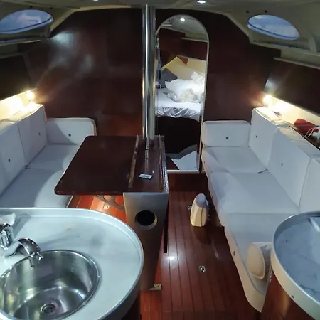 Yatch Barracuda Douro Marina Boat Sleep Experience Botel Vila Nova de Gaia
