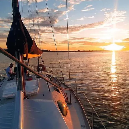 Botel Yatch Barracuda Douro Marina Boat Sleep Experience *