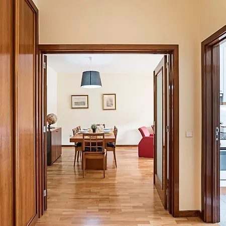 Quiet 2br Flat W/ Balcony By Lovelystay Apartment