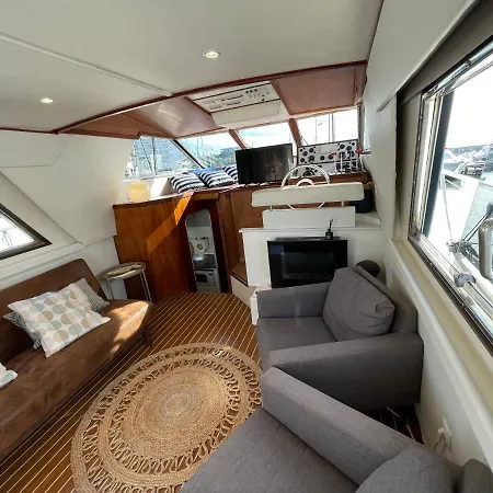 Botel Infantman Yatch *