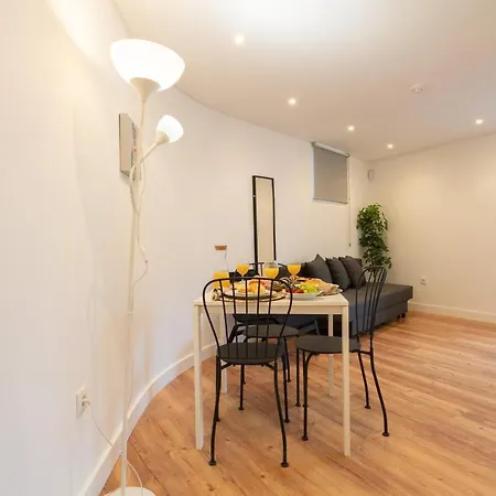 Apartment Large Colourful Flats - Ace Location *