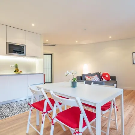 Large Colourful Flats - Ace Location Apartment *