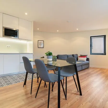 Large Colourful Flats - Ace Location Apartment *