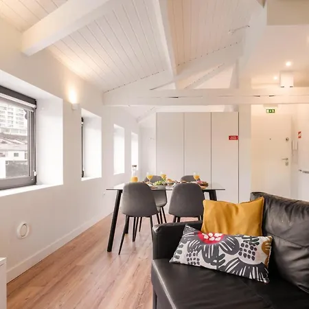 Large Colourful Flats - Ace Location Apartment