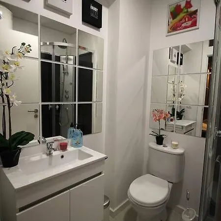 Heart Of The 2! Apartment