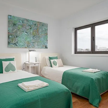 Lovely 2br W/ Views Over The River, Parking Incl Apartment Vila Nova de Gaia