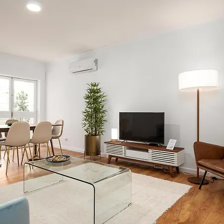 Lovely 2br W/ Views Over The River, Parking Incl Apartment *