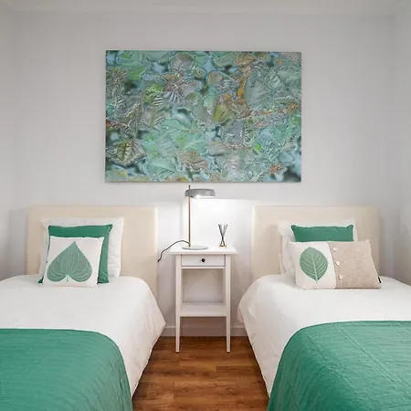 Lovely 2br W/ Views Over The River, Parking Incl Apartment