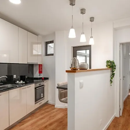 Lovely 2br W/ Views Over The River, Parking Incl Apartment