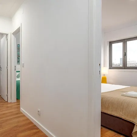 Lovely 2br W/ Views Over The River, Parking Incl Apartment