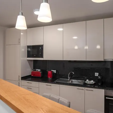 Lovely 2br W/ Views Over The River, Parking Incl Apartment Vila Nova de Gaia