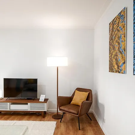 Lovely 2br W/ Views Over The River, Parking Incl Apartment
