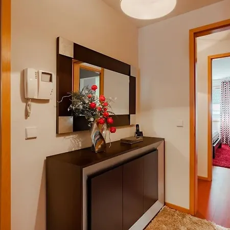 Fully Equipped 3 Bed - Parking. Apartment