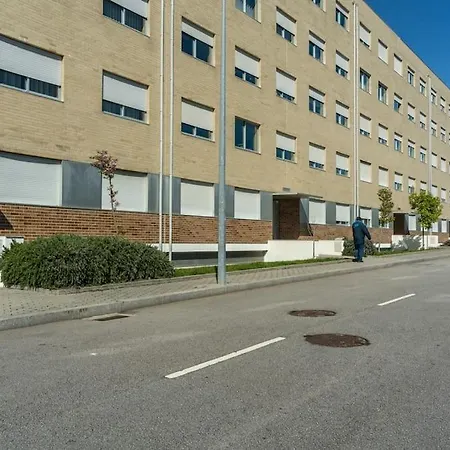 Fully Equipped 3 Bed - Parking. Apartment