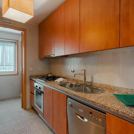 Fully Equipped 3 Bed - Parking. *