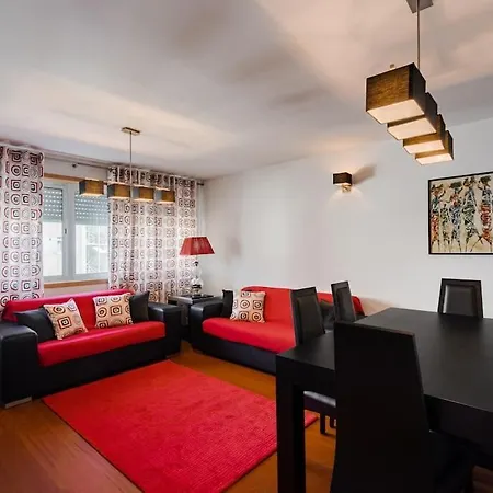 Fully Equipped 3 Bed - Parking. Apartment