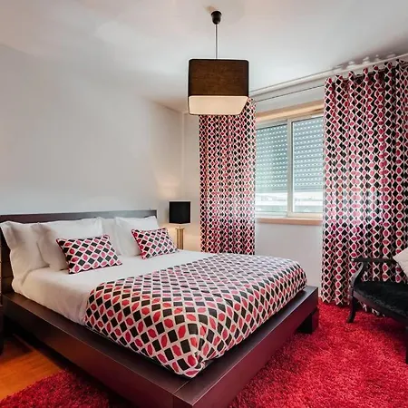 Fully Equipped 3 Bed - Parking. Apartment *