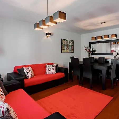 Fully Equipped 3 Bed - Parking. Apartment