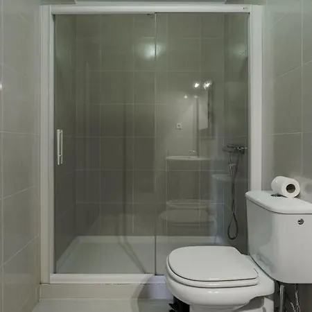 Fully Equipped 3 Bed - Parking. *