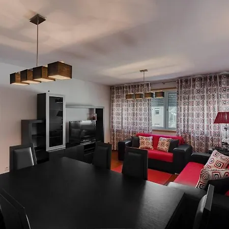 Fully Equipped 3 Bed - Parking. Apartment