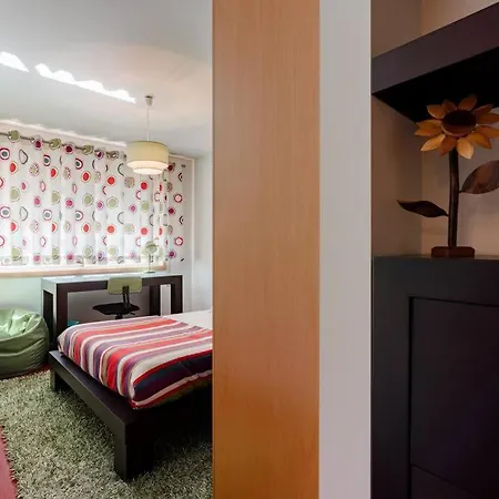 Fully Equipped 3 Bed - Parking. *