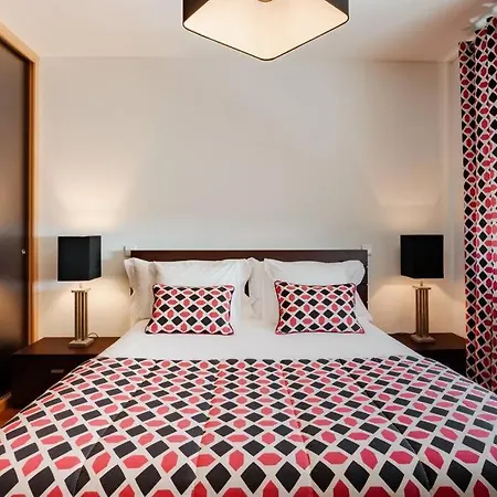 Fully Equipped 3 Bed - Parking. Apartment *