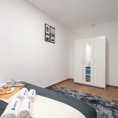 Apartment Host Wise - Spacious Sunny House With Terrace & Bbq
