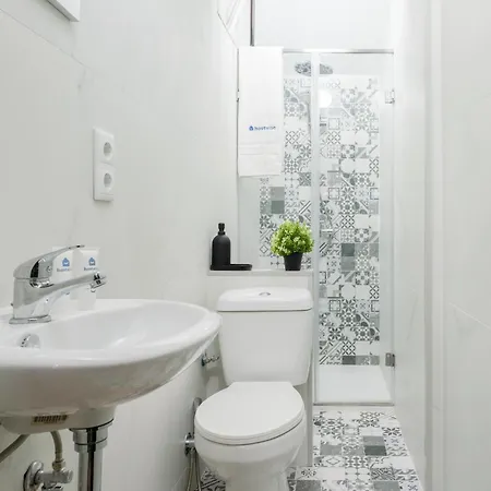Host Wise - Spacious Sunny House With Terrace & Bbq