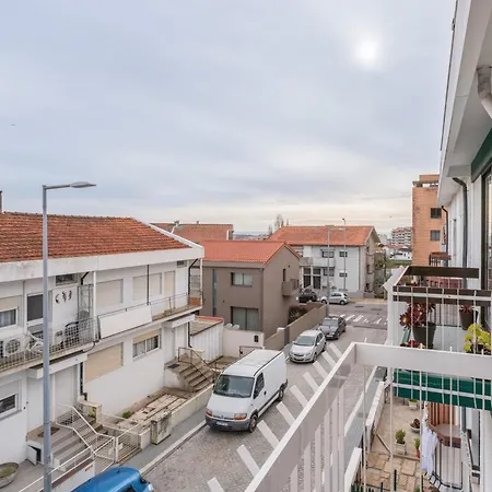Apartment Host Wise - Spacious Sunny House With Terrace & Bbq