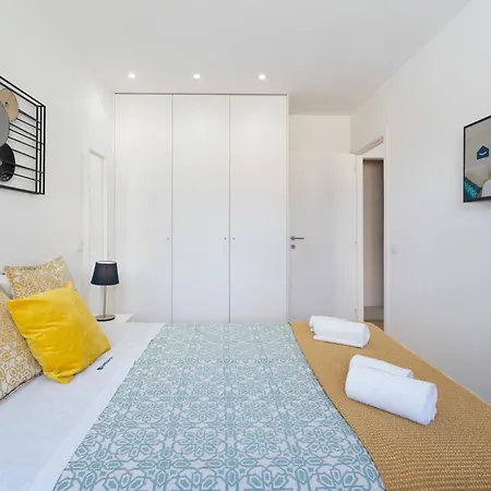 Sweet Sunny Flat W/ Balcony - Gaia Apartment