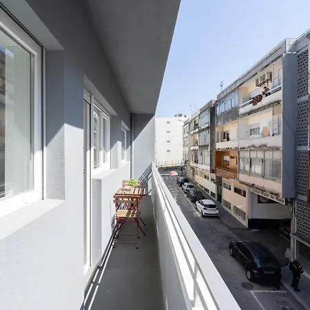 Sweet Sunny Flat W/ Balcony - Gaia *