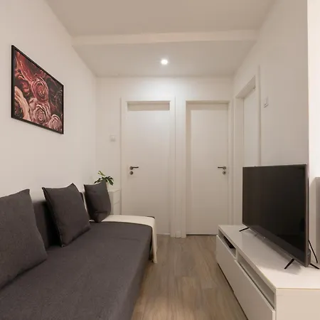 Host Wise - Cozy & Practical Flat Apartment