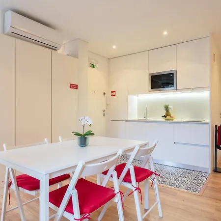 Host Wise - Large Colourful Flats - Ace Location Apartment