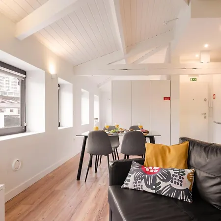Host Wise - Large Colourful Flats - Ace Location Apartment