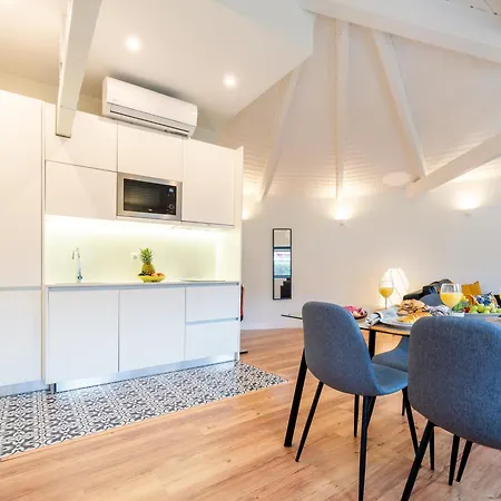 Host Wise - Large Colourful Flats - Ace Location *