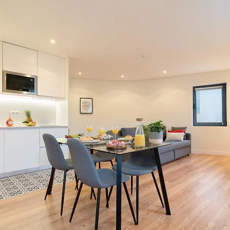 Host Wise - Large Colourful Flats - Ace Location Apartment