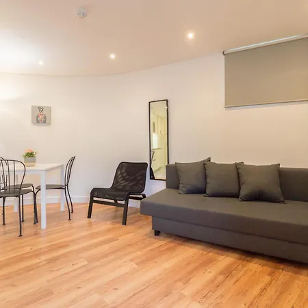 Host Wise - Large Colourful Flats - Ace Location Apartment *